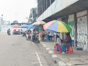 Jasa Tukar Uang Baru Menjamur di Asemka, Kerja Sambil Dijaga Mata-mata