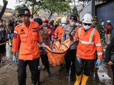 Detik-detik Evakuasi Korban Longsor Sampah Bantargebang