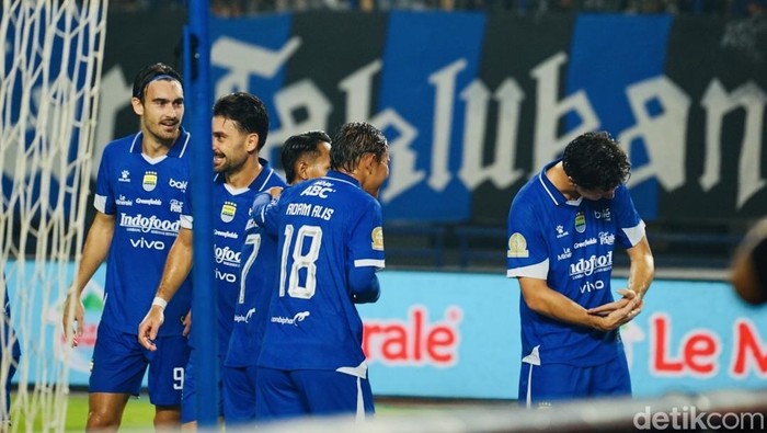 Persib Bandung Vs Persik Kediri.
