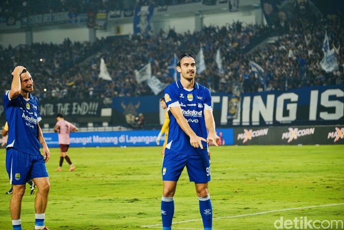 Persib Bandung Vs Persik Kediri.