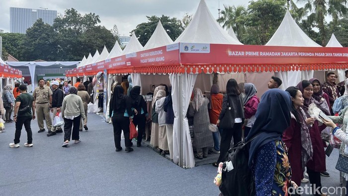 Warga Serbu Bazar Prime Ramadan di Balai Kota Jakarta