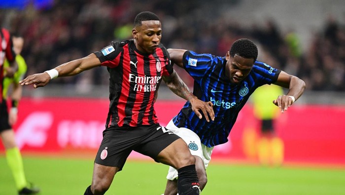 Soccer Football - Serie A - AC Milan v Inter Milan - San Siro, Milan, Italy - March 8, 2026 AC Milans Pervis Estupinan in action with Inter Milans Ange-Yoan Bonny REUTERS/Daniele Mascolo