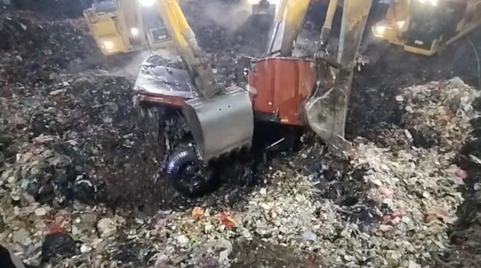 Longsor Sampah Bantargebang: Empat Korban Meninggal dan Truk Terjebak