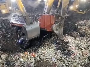 Potret Evakuasi Korban Longsor Sampah Bantargebang, Truk Ringsek Diangkat