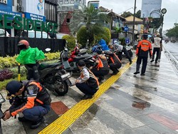 Pemkot Depok Razia  Parkir Liar di Margonda, Ban 18 Motor Dikempesin