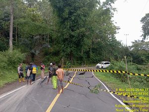 Jalan Nasional di Manggarai Terbelah Akibat Tanah Bergerak