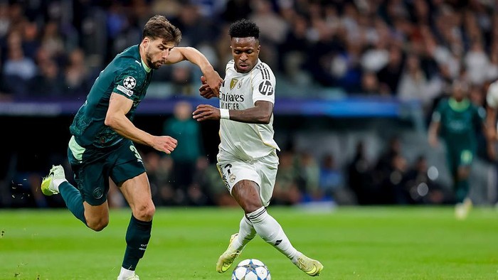 Ruben Dias (kiri) saat berebut bola melawan Vinicius Junior dalam laga Madrid vs City pada Desember lalu.