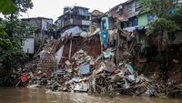Longsor di Bantaran Sungai Ciliwung, Enam Rumah Warga Amblas