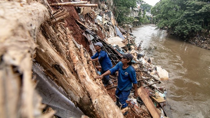 Enam Rumah Amblas di Bantaran Sungai Ciliwung