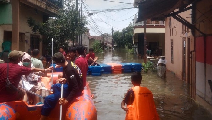 Banjir 5,5 Meter Menggenangi Perumahan Periuk Tangerang karena Tanggul Kali Sabi Jebol