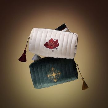 Sebagai bagian dari kampanye Ramadan, Sensatia menghadirkan Golden Glow Set Collection, rangkaian perawatan tubuh dalam pouch eksklusif yang dirancang untuk mendukung hidrasi dan eksfoliasi lembut selama berpuasa.