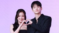 Ciuman dengan Jisoo BLACKPINK, Telinga Seo In Guk Merah Harus Ditutup Makeup