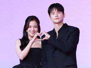 Ciuman dengan Jisoo BLACKPINK, Telinga Seo In Guk Merah Harus Ditutup Makeup