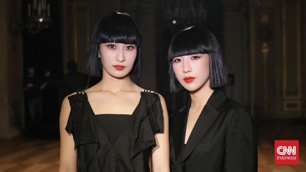 Yohji Yamamoto mempresentasikan koleksinya di panggung Paris Fashion Week pada Jumat (6/3). Pertunjukan yang sarat akan pertemuan budaya Timur dan Barat tersebut menyiratkan perjalanan panjang Yamamoto di industri mode.