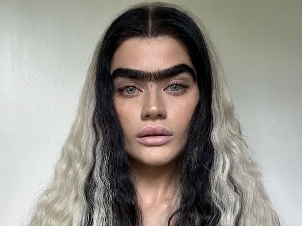 Model Ini Diejek karena Alis Nyambung, Kini Tampil Lebih Percaya Diri