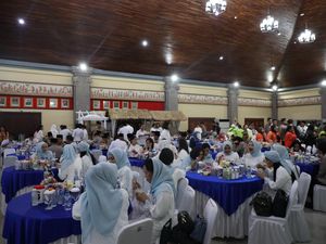 Kapolda Bali Berbuka Puasa Bareng Ojol hingga Anak Yatim