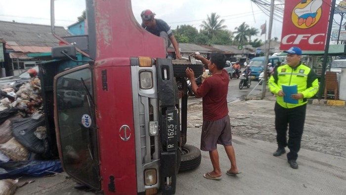 Truk Sampah Terguling Saat Masuk SPBU Bogor
