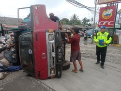 Truk Terguling hingga Muatan Sampah Berserakan Saat Masuk SPBU di Bogor
