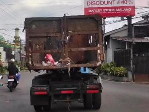 Miris! Truk Sampah Keropos di Kota Malang Tetap Beroperasi