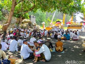 Ratusan Umat Hindu Gelar Upacara Melasti di Pantai Watu Godeg Lumajang