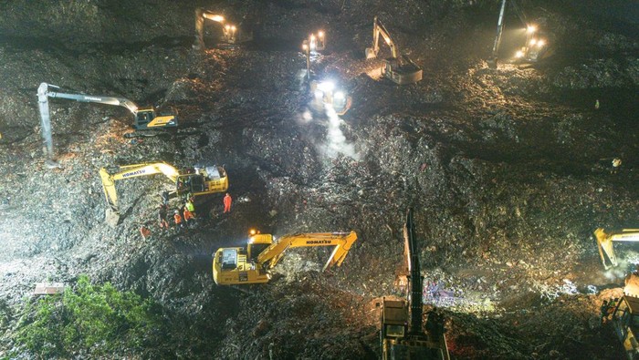 Longsor Sampah TPST Bantargebang Mengakibatkan Empat Tewas