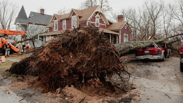 Badai & Peringatan Tornado Di Michigan Merusak Rumah dan Infrastruktur