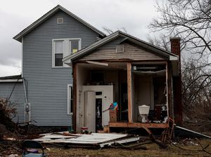 Kerusakan Terjadi Usai Badai dan Peringatan Tornado di Michigan