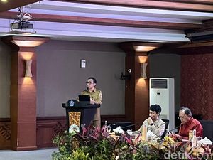 Tahan Tangis, Jaya Negara Mohon Kades Denpasar Bantu Kelola Sampah