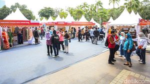 Warga Serbu Bazar Prime Ramadan Perumda Pasar Jaya Jakarta