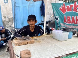 Perjuangan Agus Menghidupi 4 Anak dari Jasa Sepuh Emas