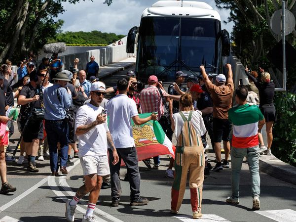 Aksi Demonstrasi Warnai Keberangkatan Tim Sepakbola Wanita Iran di Australia