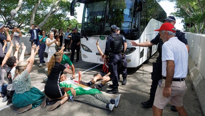 Aksi demonstrasi mewarnai keberangkatan tim sepak bola wanita Iran dari kawasan Royal Pines Resort, ketika bus yang membawa para pemain dan staf tim meninggalkan lokasi menuju bandara. Sejumlah pengunjuk rasa berkumpul di luar resor, menyuarakan dukungan dan tuntutan perlindungan bagi para atlet yang tengah menjadi sorotan internasional.