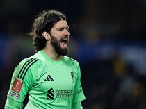 Arne Slot Fokus Kesembuhan Alisson, Abaikan Rumor Transfer Juventus