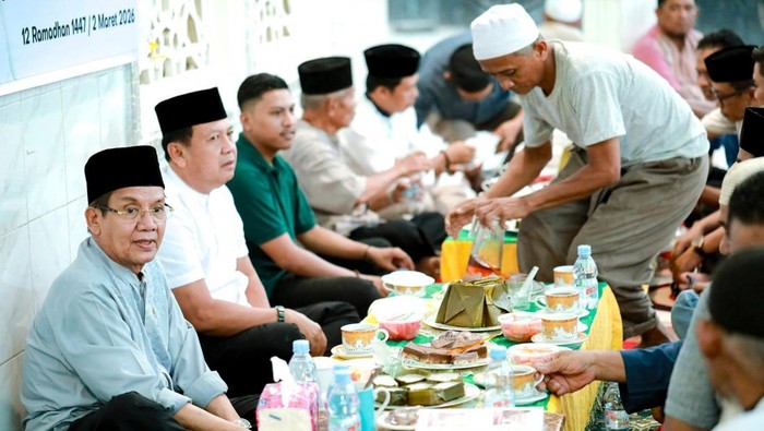 Legislator Gerindra Bagikan 3.000 Kotak Takjil ke Pengendara di Palu