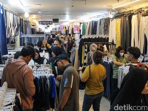 Baju Rp10 Ribu Jadi Buruan, Pasar Senen Dipadati Pembeli Jelang Lebaran