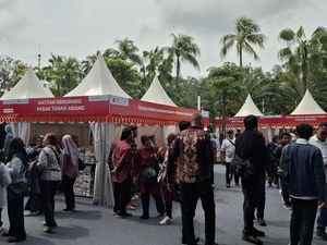 Warga Borong Mukena di Bazar Ramadan Balkot Jakarta: Di Sini Lebih Murah