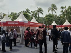 Warga Borong Mukena di Bazar Ramadan Balkot Jakarta: Di Sini Lebih Murah