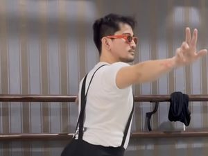 7 Potret Bio One Perdana Belajar Balet, Pakai Legging & Sepatu Balet