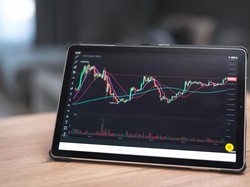 IHSG Rontok 3,27% ke 7.337, Seluruh Sektor Melemah Meski Asing Borong Saham