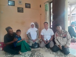 Kisah Dede Eka, Cari Ladang Amal Lewat Berburu Anak Belum Dikhitan