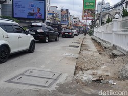 Keluhkan Trotoar Jalan Zainul Arifin Hancur, Warga: Jalan Kaki Nggak Bisa