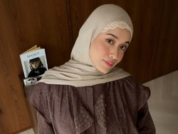 Gaya Hijab Sashfir hingga Ana Octarina Pakai Ciput Renda Jadul yang Tren Lagi