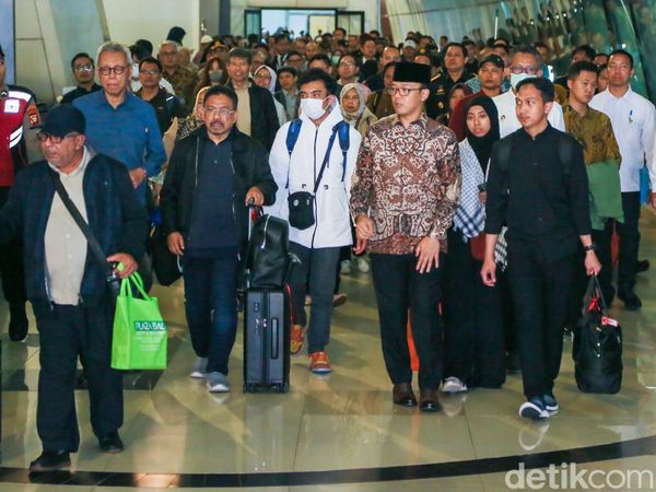 Gelombang Pertama Evakuasi! 22 WNI dari Iran Mendarat di Soekarno-Hatta