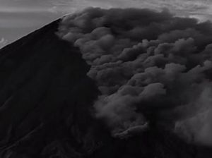 Gunung Semeru Luncurkan Awan Panas Guguran Sejauh 3 Km Malam Ini