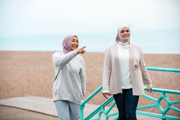 Jalan santai di sekitar rumah bisa menjadi aktivitas ngabuburit yang sederhana namun bermanfaat bagi kesehatan. Selain membantu tubuh tetap aktif saat berpuasa, kegiatan ini juga dapat melancarkan peredaran darah dan membuat tubuh terasa lebih segar menjelang waktu berbuka.