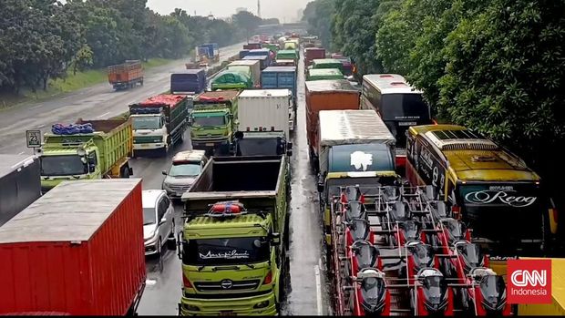 Sejumlah titik ruas Jalan Tol Jakarta - Tangerang mengalami kerusakan, terdapat  beberapa lubang yang dapat membahayakan pengendara di ruas jalan bebas hambatan itu.