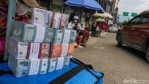 Jelang Lebaran, Jasa Tukar Uang Baru Menjamur di Kawasan Asemka