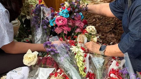 Kondisi Makam Vidi Aldiano Penuh Bunga