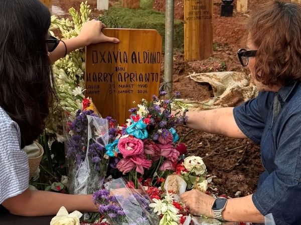 Kondisi Makam Vidi Aldiano Penuh Bunga