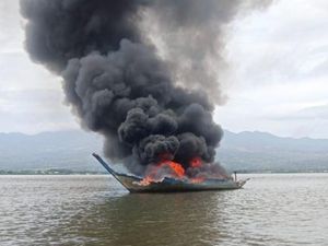 Kapal Muat Garam Tujuan Makassar Terbakar di Teluk Bima, 4 ABK Terluka